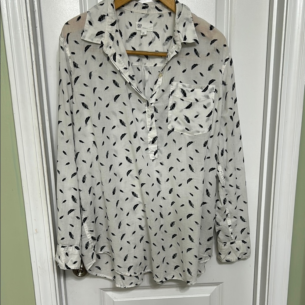 GAP Women's White and navy Feather Print collared Top size XL